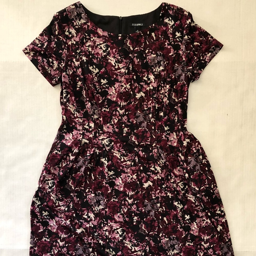 It has pockets!  Roz & Ali short sleeve purple floral print dress. Size 12.